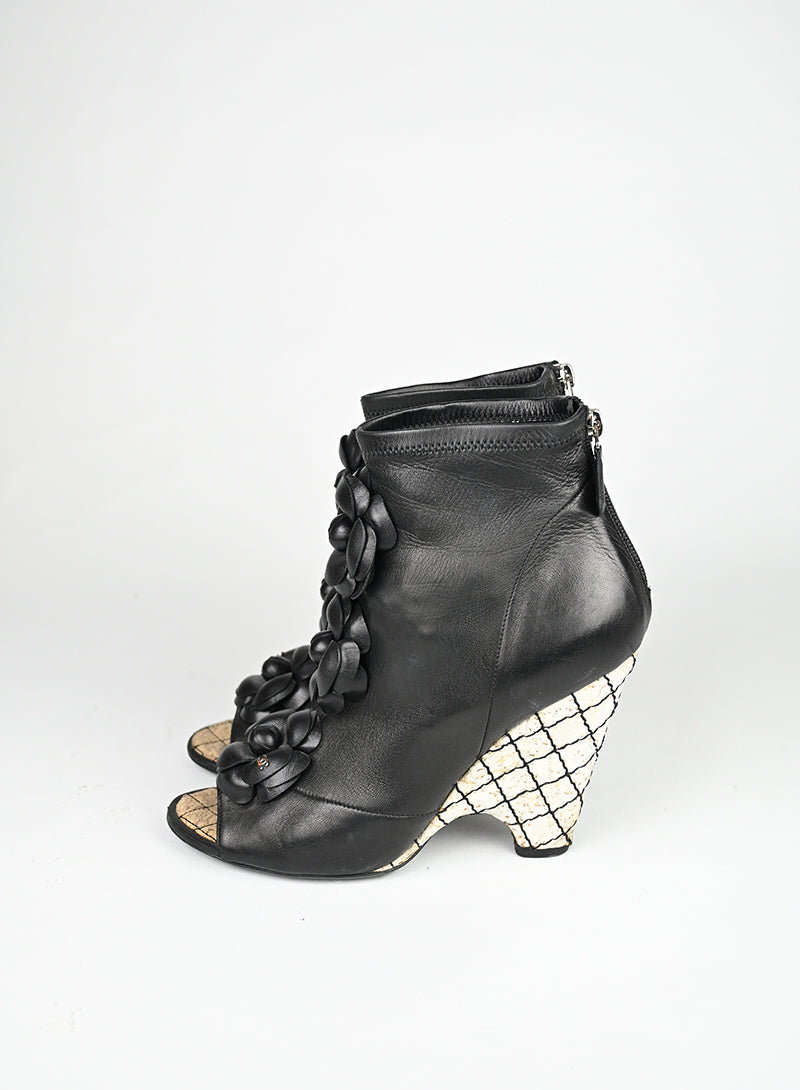 Chanel Tronchetto in pelle nera con camelie - N. 39 ½