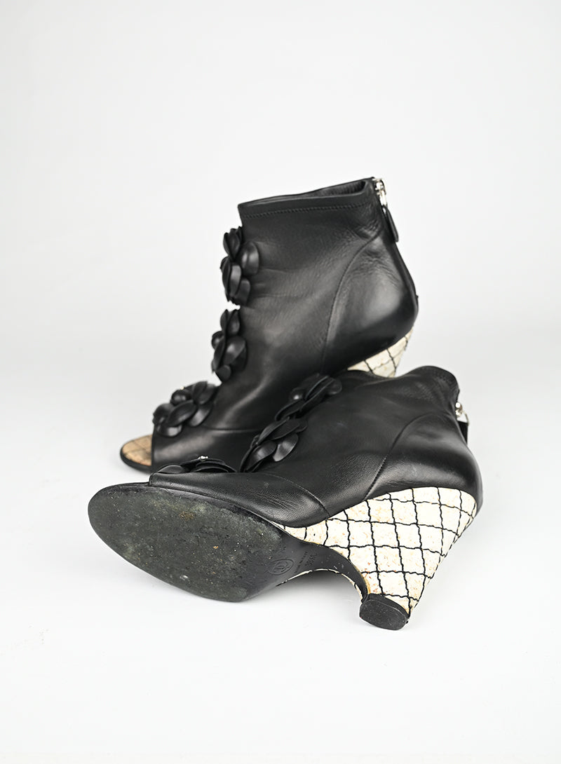 Chanel Tronchetto in pelle nera con camelie - N. 39 ½