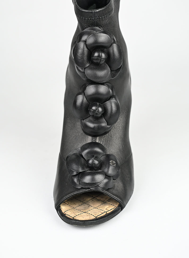 Chanel Tronchetto in pelle nera con camelie - N. 39 ½