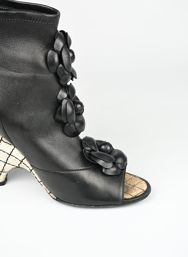 Chanel Tronchetto in pelle nera con camelie - N. 39 ½