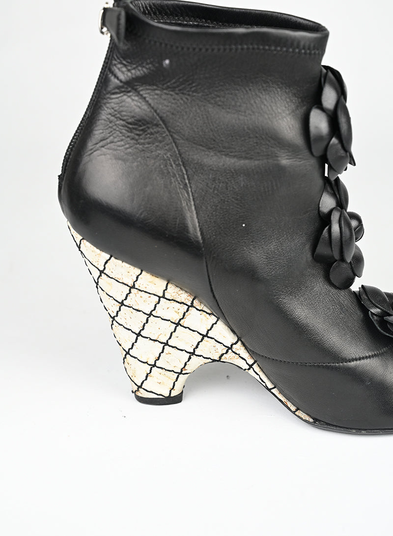 Chanel Tronchetto in pelle nera con camelie - N. 39 ½