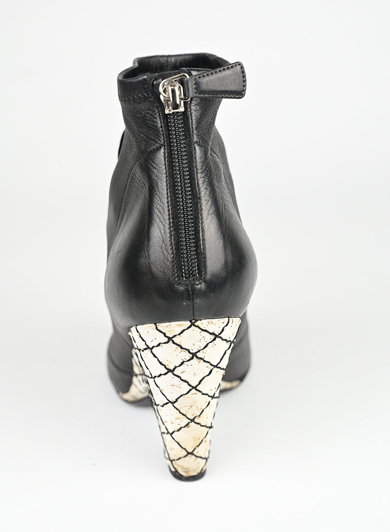 Chanel Tronchetto in pelle nera con camelie - N. 39 ½