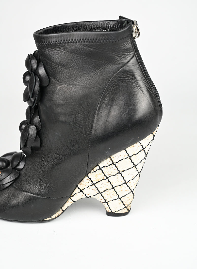 Chanel Tronchetto in pelle nera con camelie - N. 39 ½