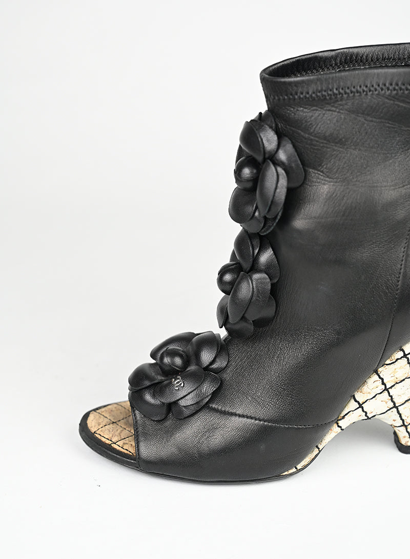 Chanel Tronchetto in pelle nera con camelie - N. 39 ½