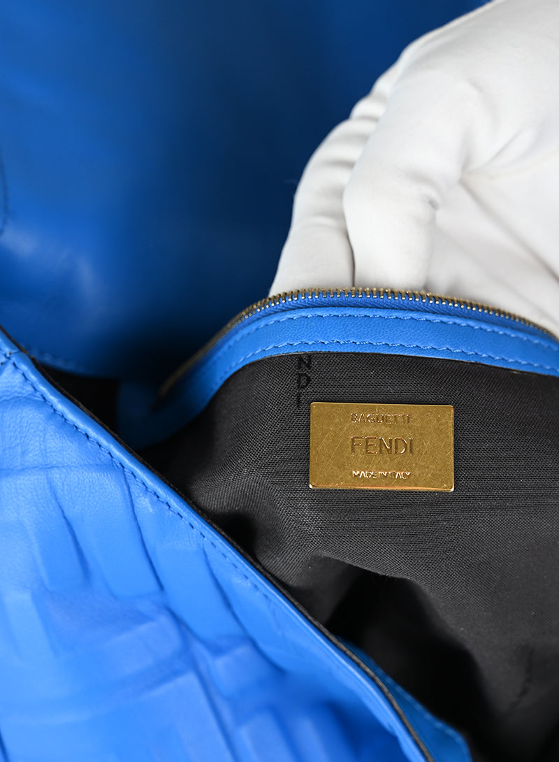 Fendi Borsa Maxi Baguette in pelle azzurra