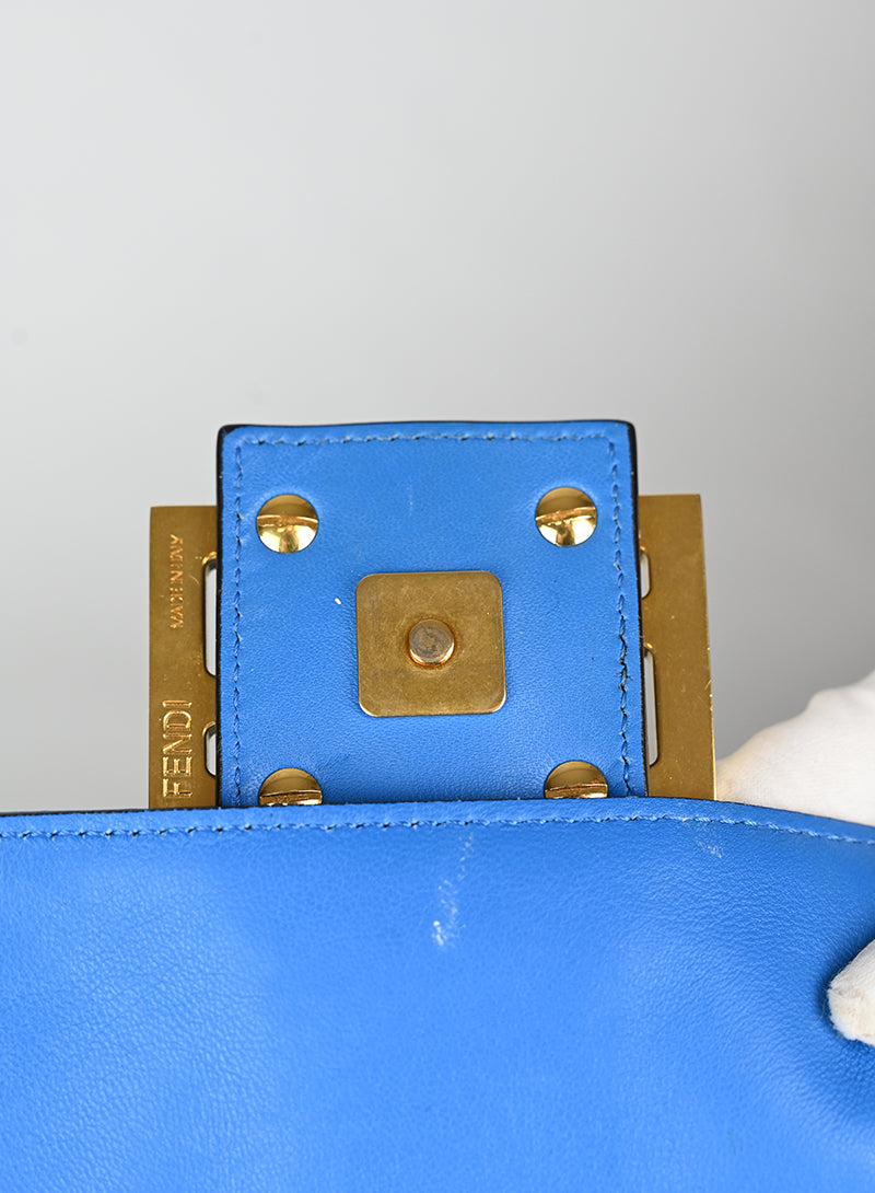 Fendi Borsa Maxi Baguette in pelle azzurra