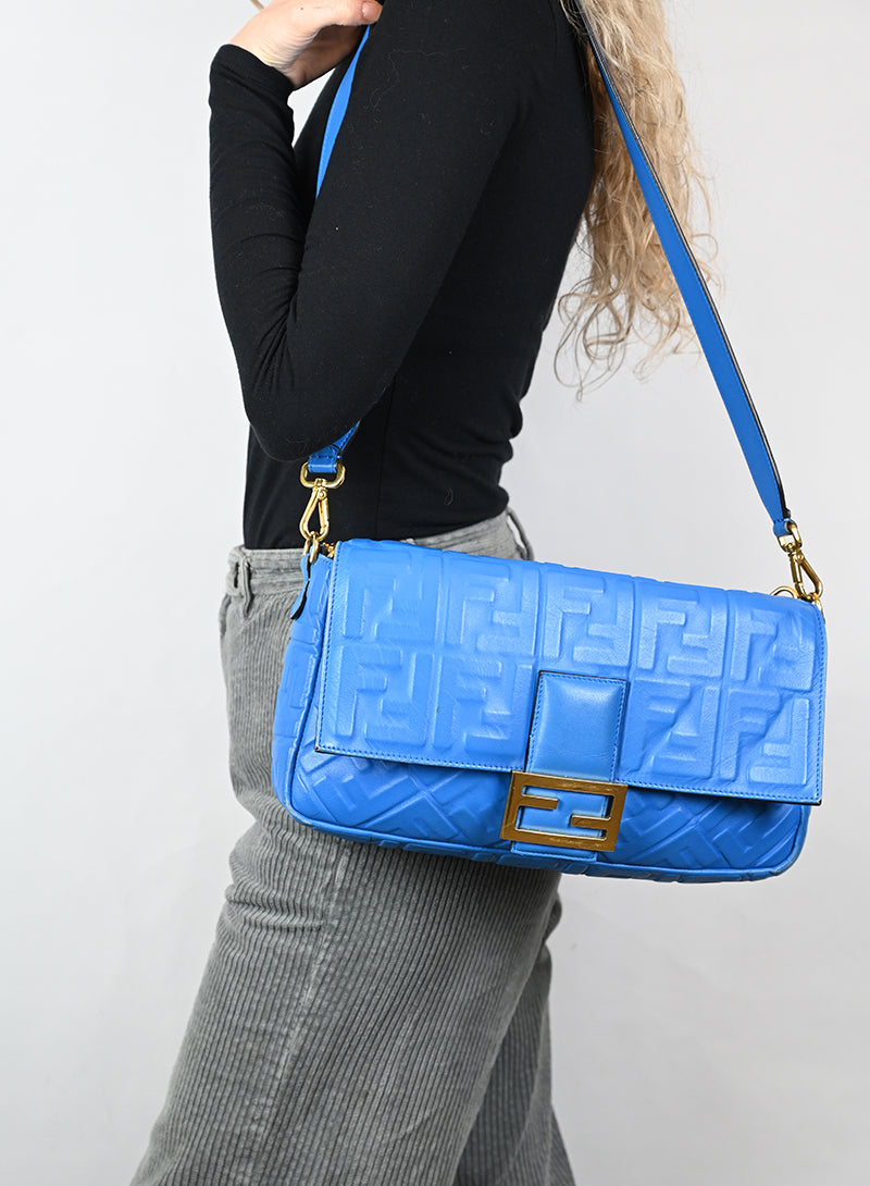 Fendi Borsa Maxi Baguette in pelle azzurra