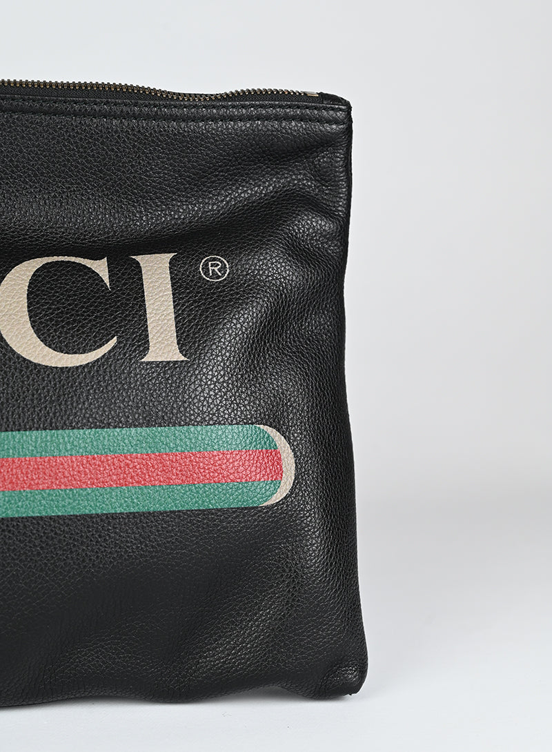 Gucci Pochette in pelle nera con logo