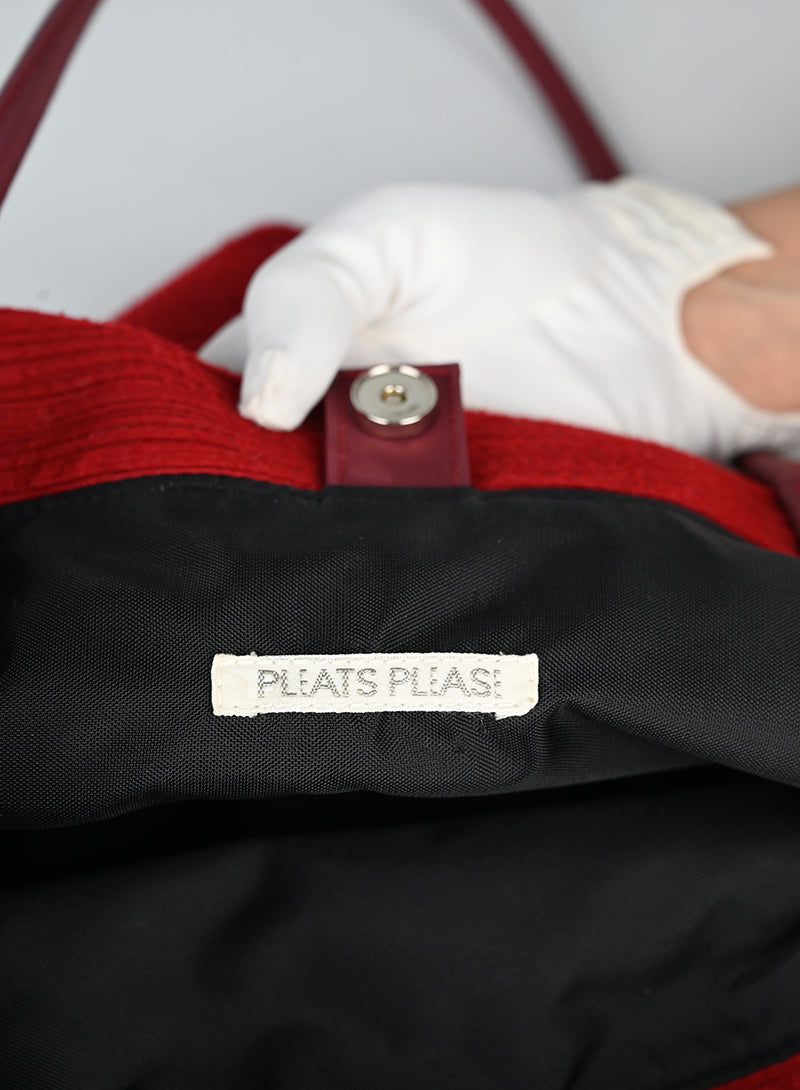 Pleats Please Miyake Borsa trangolare rossa