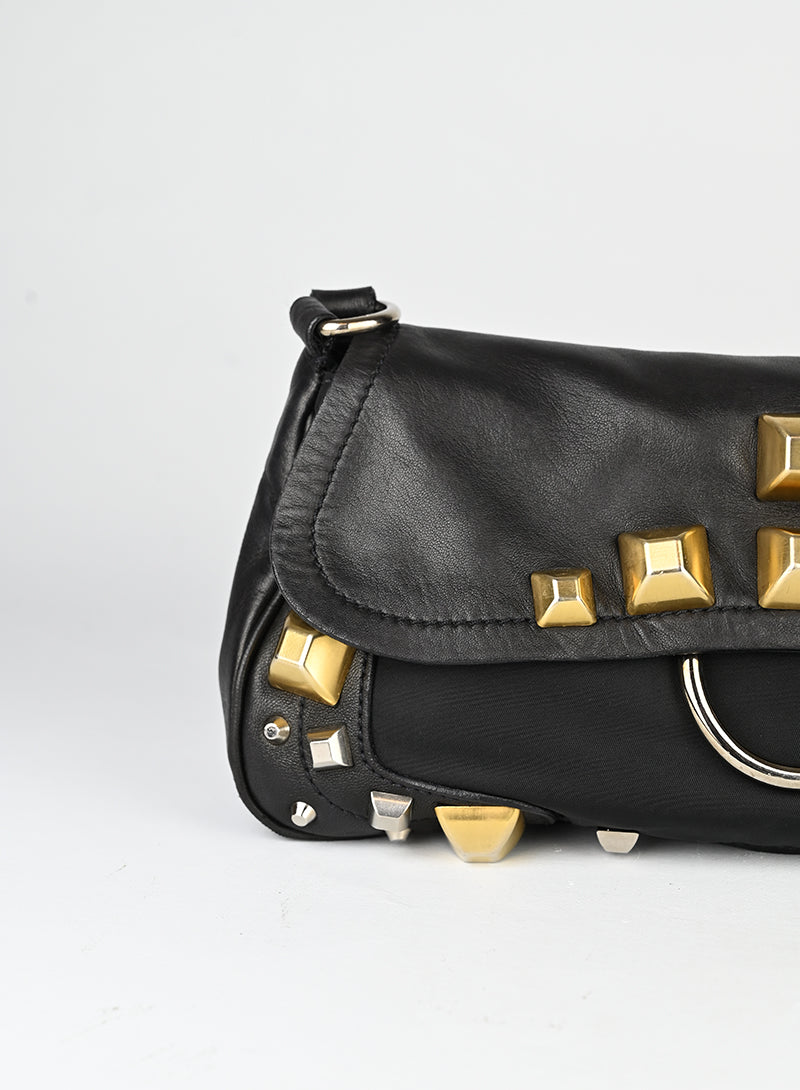 Prada Borsa in pelle nera con borchie