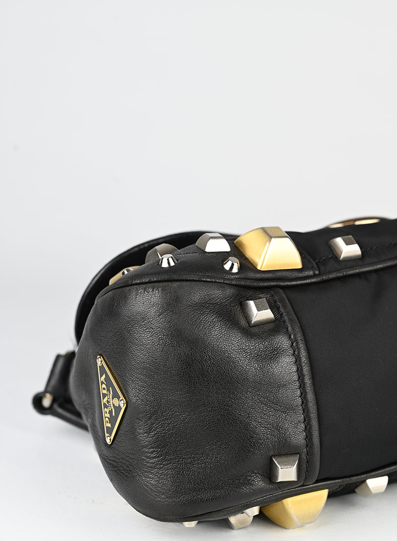 Prada Borsa in pelle nera con borchie