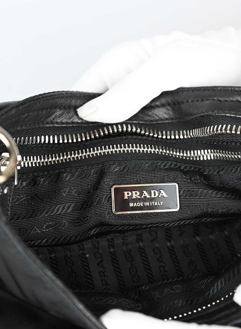 Prada Borsa in pelle nera con borchie