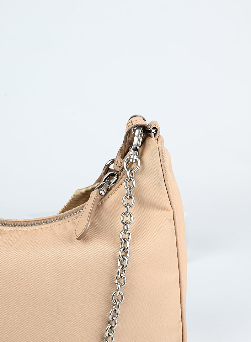 Prada Borsa Re-edition 2005 in nylon beige