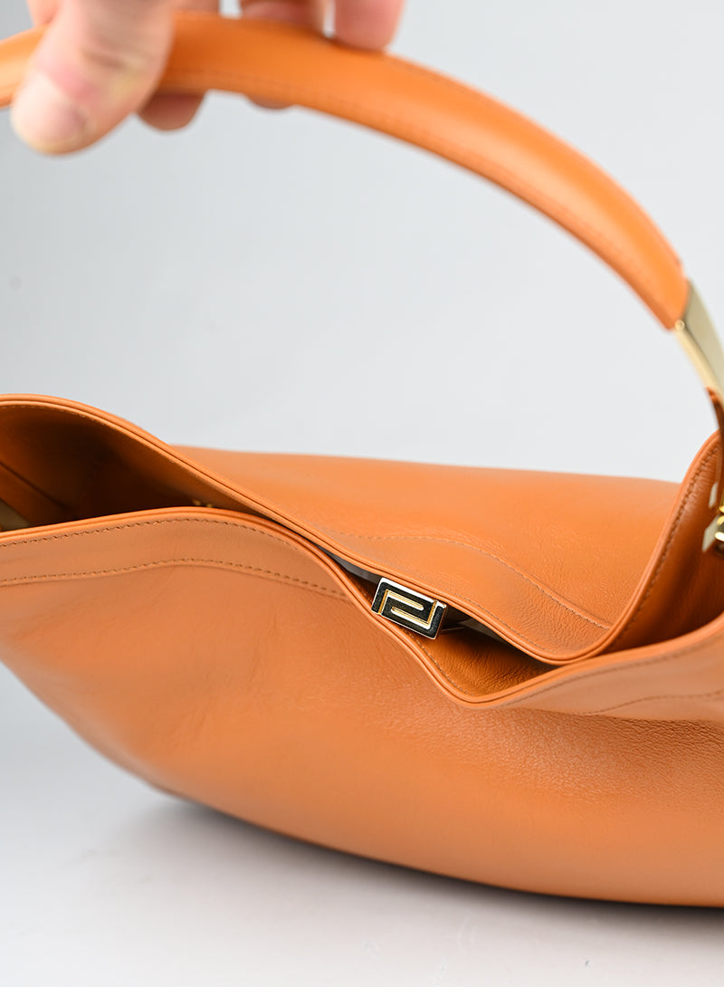 Versace Borsa semi hobo in pelle arancio -  lesleyluxuryvintage