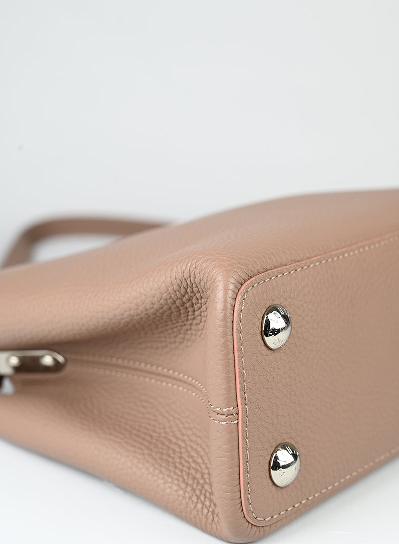 Louis Vuitton Borsa Capucines in pelle tortora