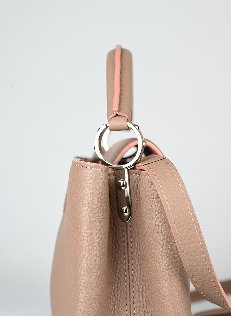 Louis Vuitton Borsa Capucines in pelle tortora