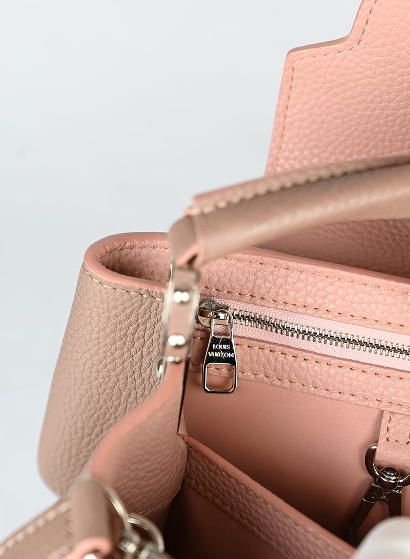 Louis Vuitton Borsa Capucines in pelle tortora