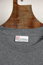 Load image into Gallery viewer, RED VALENTINO T-shirt grigia stampa scritta rosa - Tg. 42 -  lesleyluxuryvintage
