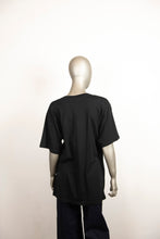 Carica l&#39;immagine nel visualizzatore di Gallery, Moschino T-shirt nera con stampa logo e viti - Tg. L -  lesleyluxuryvintage
