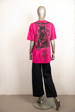 Load image into Gallery viewer, Moschino T-shirt Fucsia stampa logo e catene - Tg. L -  lesleyluxuryvintage
