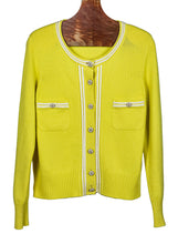 Carica l&#39;immagine nel visualizzatore di Gallery, Chanel Cardigan in cashmere giallo profilato bianco - Tg. 44
