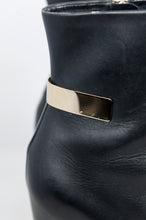 Carica l&#39;immagine nel visualizzatore di Gallery, Givenchy Stivaletti con tacco in pelle nera con placca - N. 37 -  lesleyluxuryvintage
