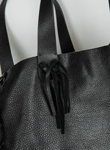 Load image into Gallery viewer, Valentino Shopper in pelle nera con frange
