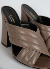 Load image into Gallery viewer, Gucci Mules Webby in pelle marron glacé - N. 37 ½
