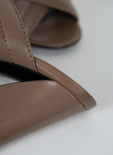 Load image into Gallery viewer, Gucci Mules Webby in pelle marron glacé - N. 37 ½
