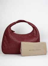 Carica l&#39;immagine nel visualizzatore di Gallery, Bottega Veneta Borsa Hobo in pelle ciliegia
