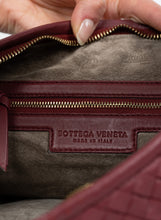 Carica l&#39;immagine nel visualizzatore di Gallery, Bottega Veneta Borsa Hobo in pelle ciliegia
