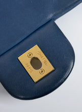 Carica l&#39;immagine nel visualizzatore di Gallery, Chanel Borsa 2.55 in pelle soft avio
