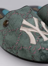 Carica l&#39;immagine nel visualizzatore di Gallery, Gucci Slippers in velluto azzurro NY - N. 41
