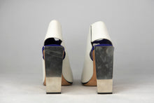 Load image into Gallery viewer, Celine Stivaletto in pelle bianca con tacco specchio - N. 39 -  lesleyluxuryvintage
