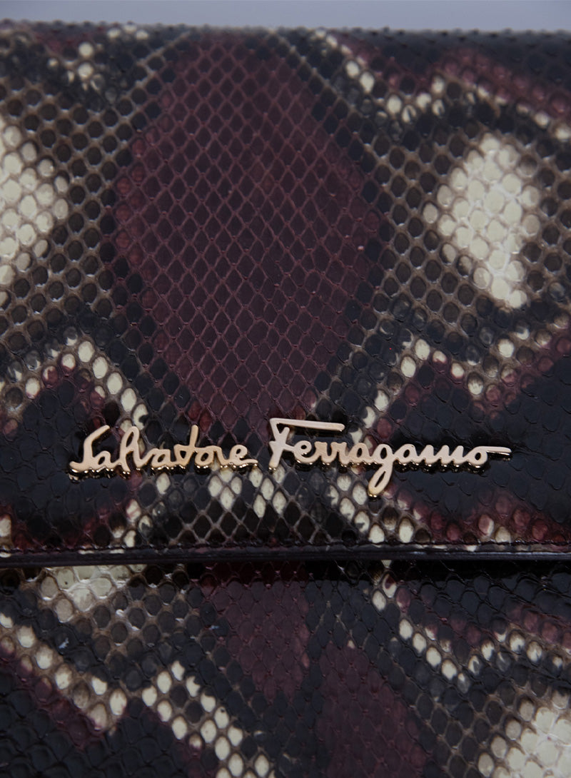 Salvatore Ferragamo Pochette bordeaux effetto pitone