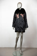 Load image into Gallery viewer, P.A.R.O.S.H. Piumino nero con fiori ricamati e collo pelliccia - Tg. 40 -  lesleyluxuryvintage

