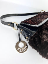 Carica l&#39;immagine nel visualizzatore di Gallery, Fendi Borsa a spalla Chef in pelliccia marrone
