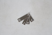 Carica l&#39;immagine nel visualizzatore di Gallery, Dior Ciondolo placchette argentate con logo

