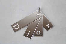 Load image into Gallery viewer, Dior Ciondolo placchette argentate con logo
