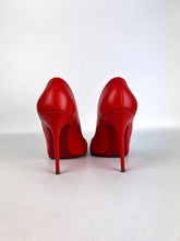 Load image into Gallery viewer, Louboutin Décolléte in pelle rossa - N. 37 ½
