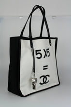 Carica l&#39;immagine nel visualizzatore di Gallery, Chanel Shopper 5x5 in tessuto bianco e nero

