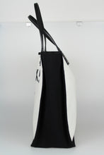 Carica l&#39;immagine nel visualizzatore di Gallery, Chanel Shopper 5x5 in tessuto bianco e nero
