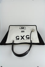 Carica l&#39;immagine nel visualizzatore di Gallery, Chanel Shopper 5x5 in tessuto bianco e nero
