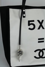 Carica l&#39;immagine nel visualizzatore di Gallery, Chanel Shopper 5x5 in tessuto bianco e nero
