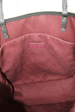 Carica l&#39;immagine nel visualizzatore di Gallery, Chanel Shopper 5x5 in tessuto bianco e nero
