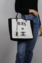 Carica l&#39;immagine nel visualizzatore di Gallery, Chanel Shopper 5x5 in tessuto bianco e nero
