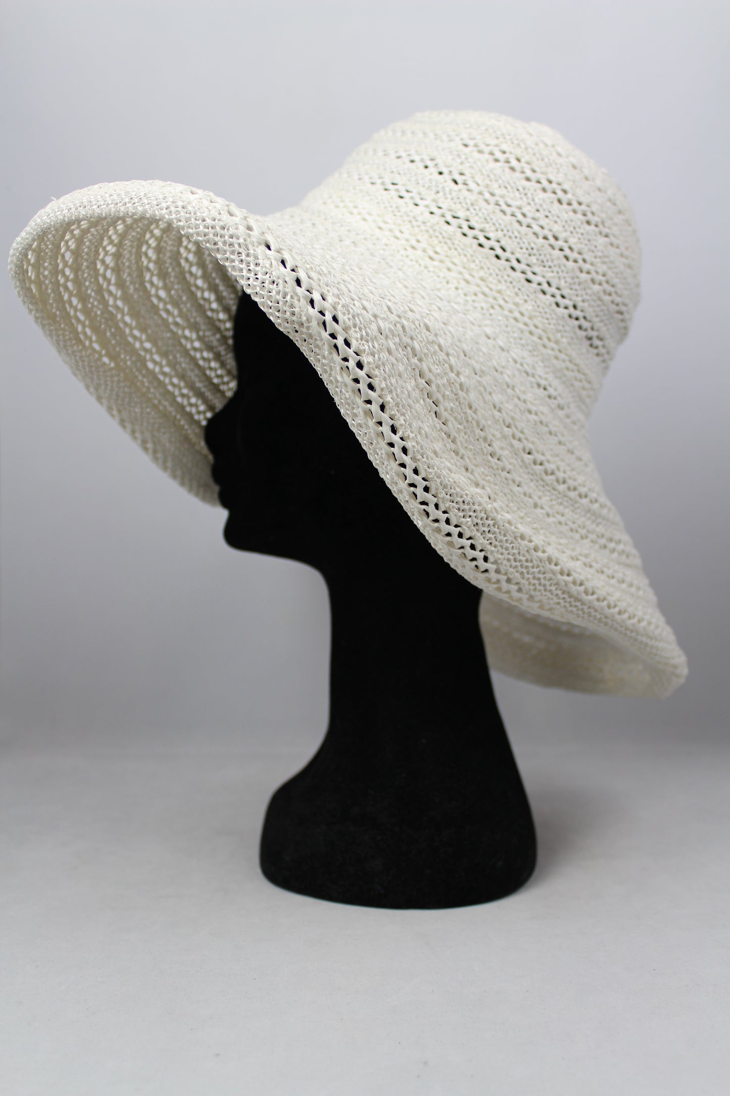 Grevi Cappello in rafia crochet bianco con banda larga -  lesleyluxuryvintage