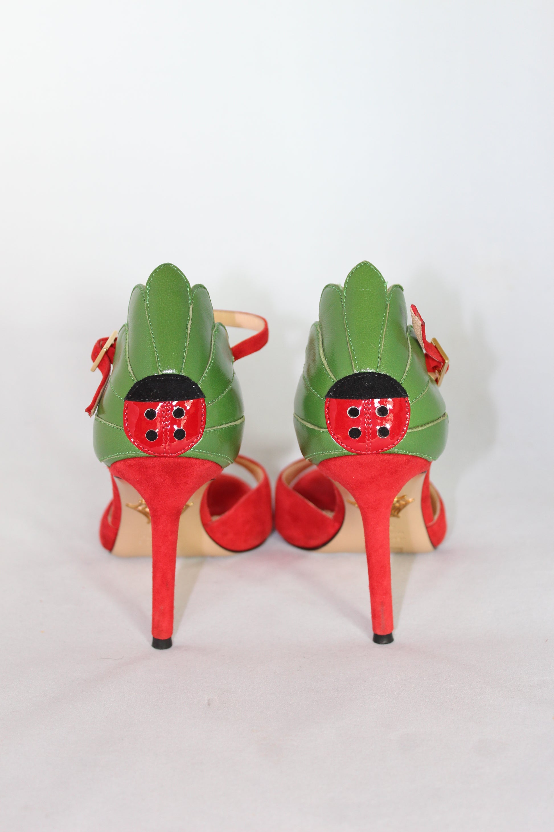 Charlotte Olympia Sandali rossi in camoscio dettaglio coccinella - N. 36 -  lesleyluxuryvintage