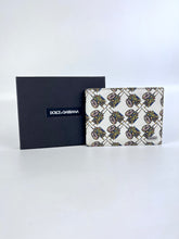 Load image into Gallery viewer, Dolce &amp; Gabbana Portafogli in pelle bianca con fantasia carri
