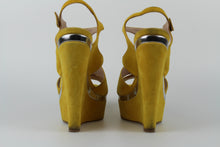 Load image into Gallery viewer, Miu Miu Zeppe in suede gialle open toe - N. 38
